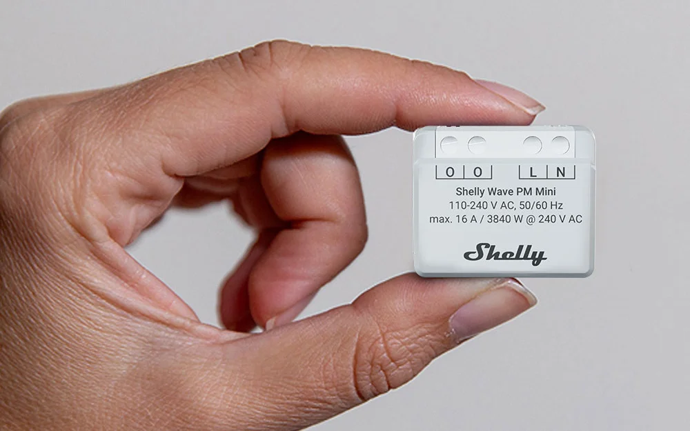 Shelly Wave PM Mini in hand showing small size